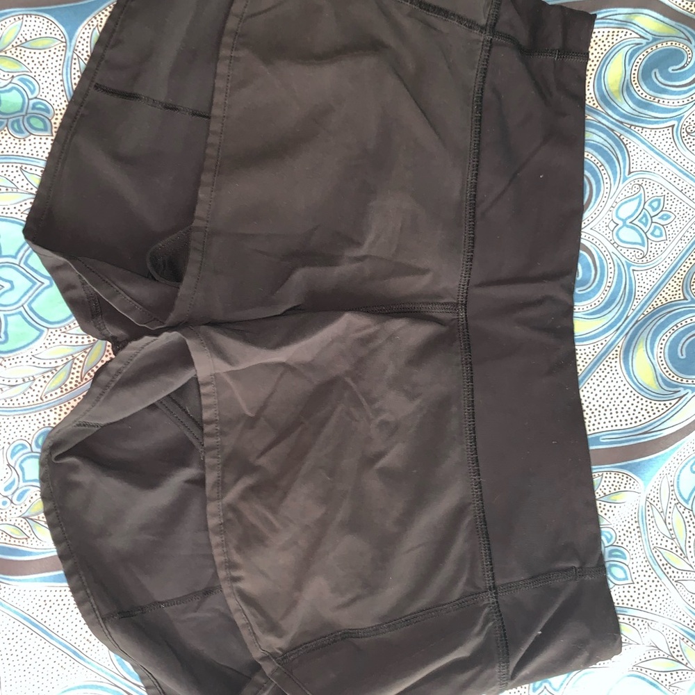 Lululemon women’s Speed up mid rise shorts 2.5